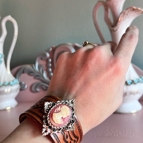 Vintage cameo handmade leather bracelet jewelry - Picture 6 of 6